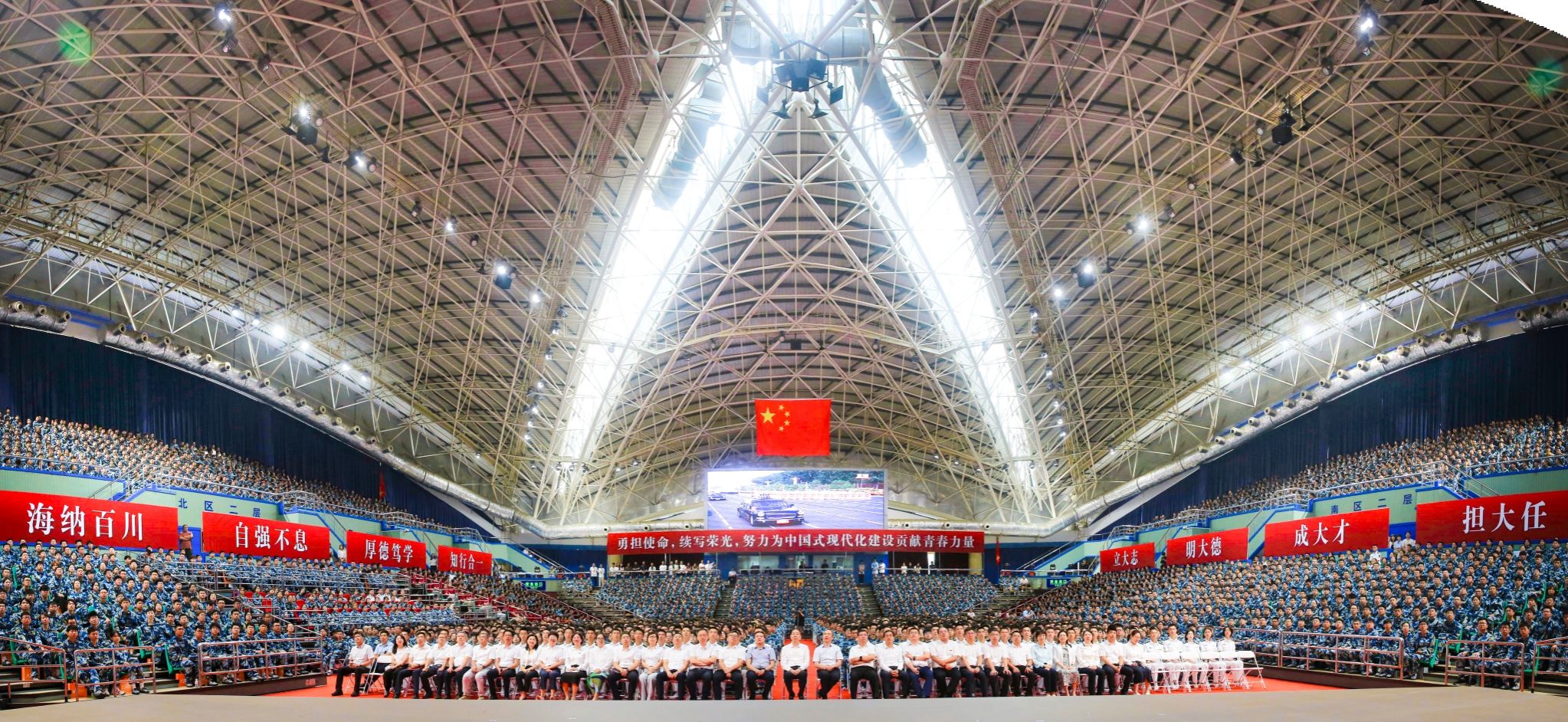 全體師生觀看紀(jì)念中國人民抗日戰(zhàn)爭暨世界反法西斯戰(zhàn)爭勝利80周年大會盛況