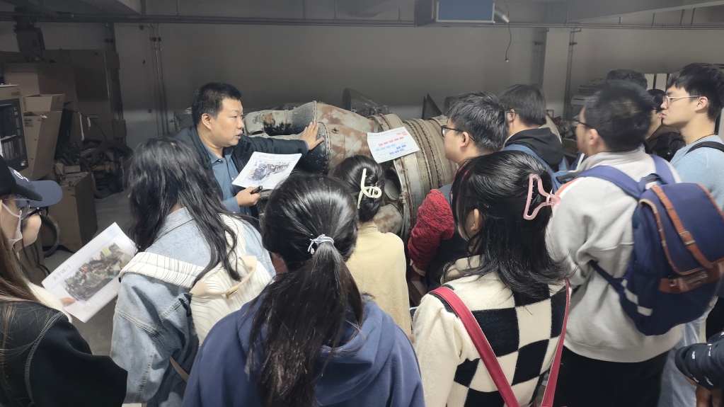 【學在大工】把“戰斗機”開進課堂  校史檔案資源變身“生動”教材